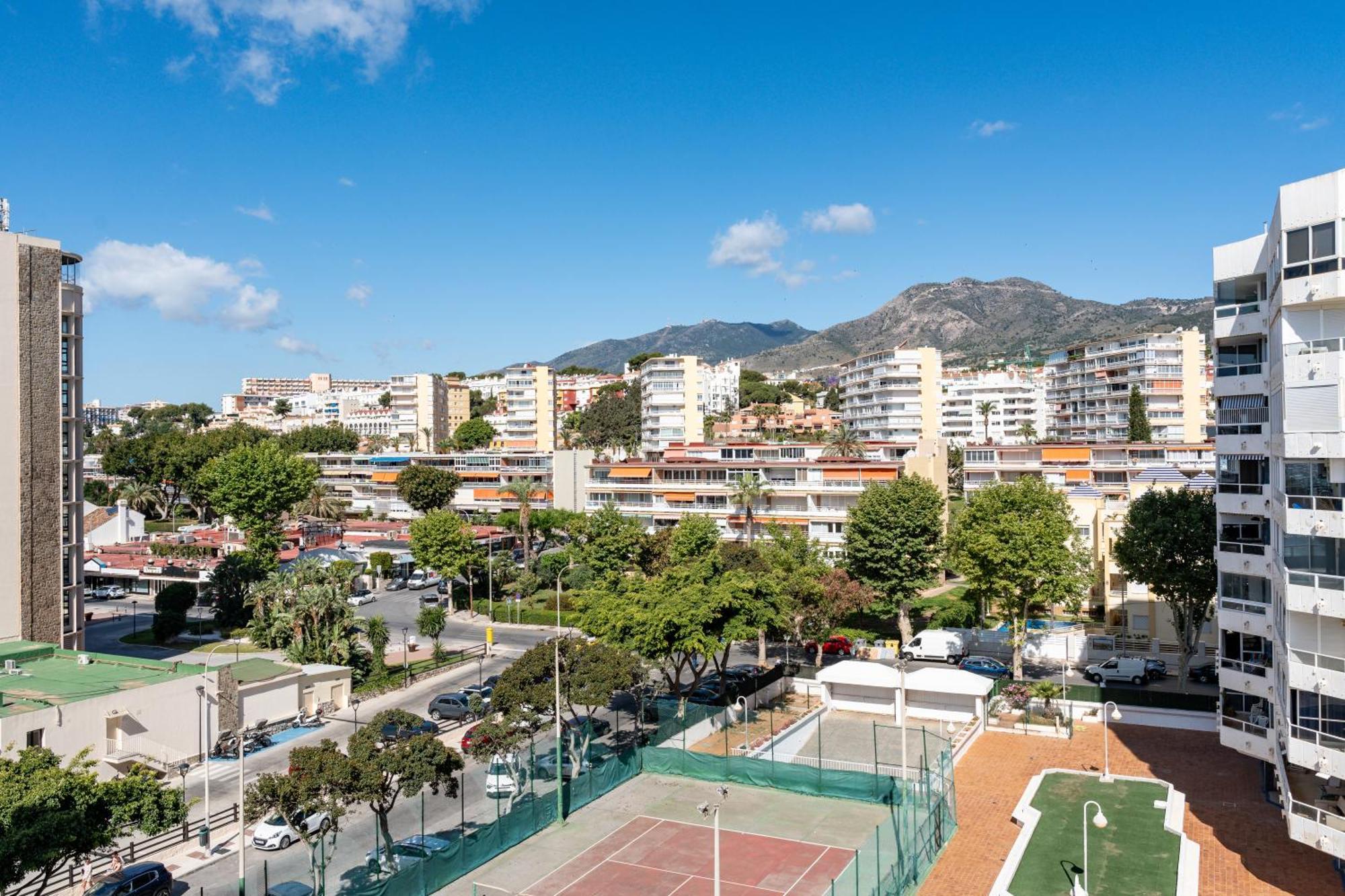 Tropico Carihuela View & Parking Apartment Torremolinos Bagian luar foto