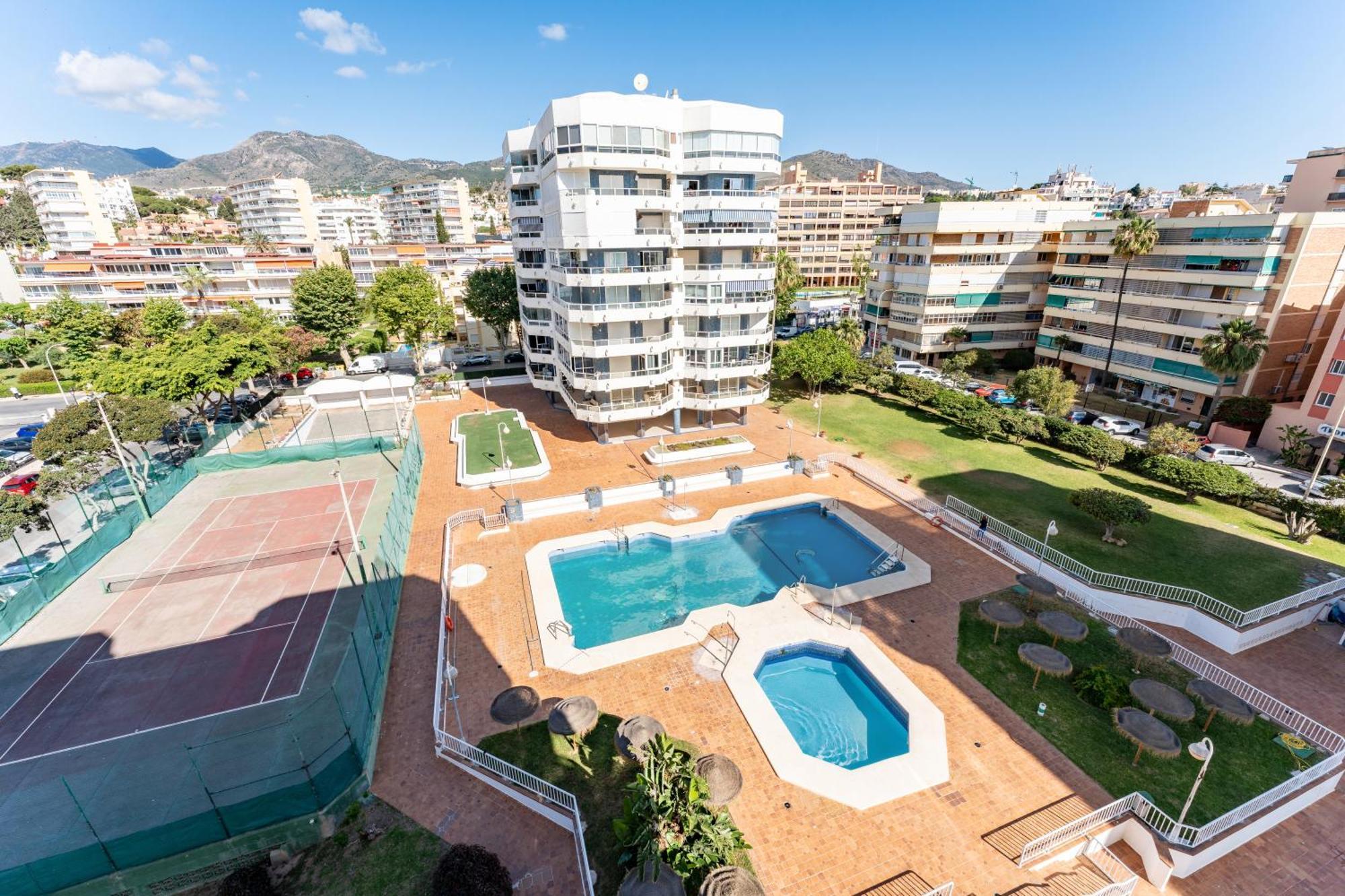 Tropico Carihuela View & Parking Apartment Torremolinos Bagian luar foto